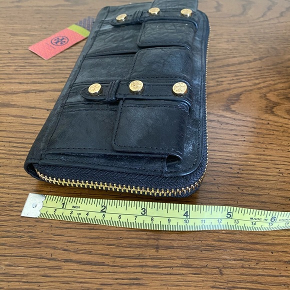 NWT Tory Burch Wallet with gold adornments - Picture 10 of 10